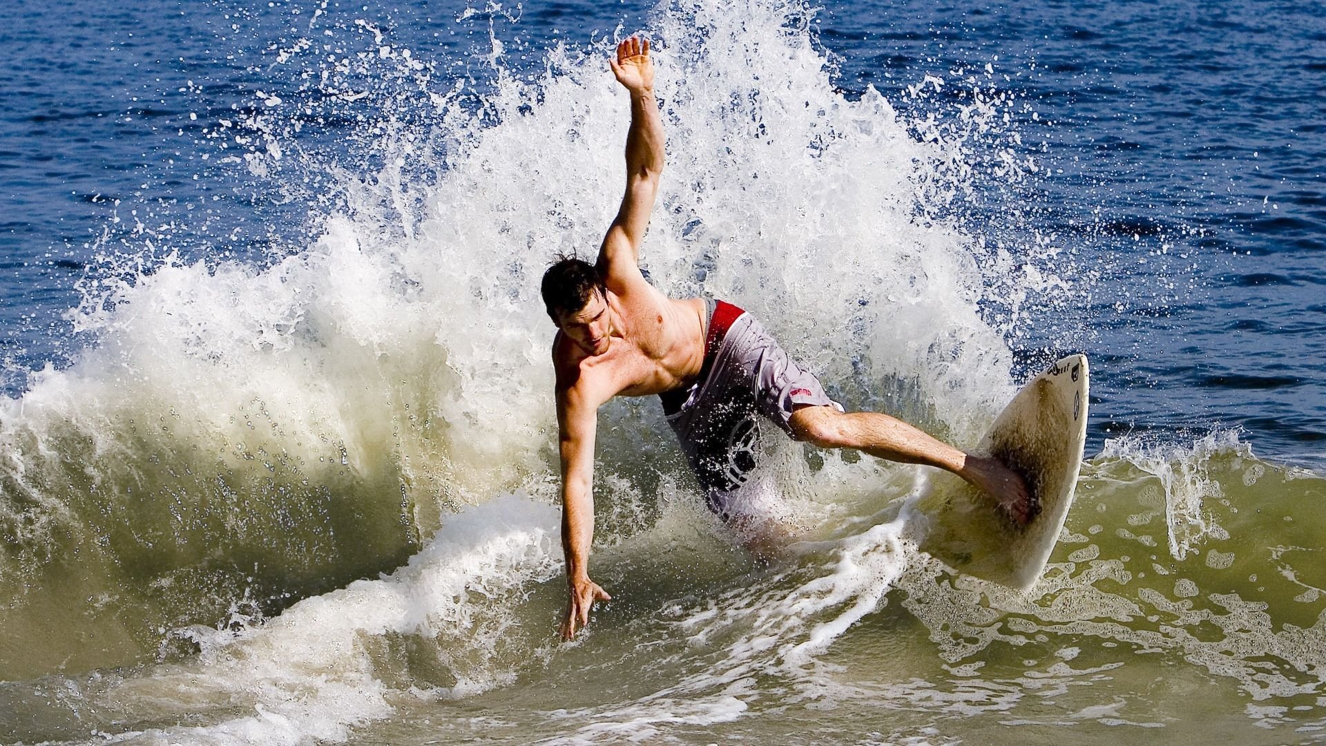 Doinb重返赛场，重返赛场首场状态出色，TES观众沸腾！热度持续攀升